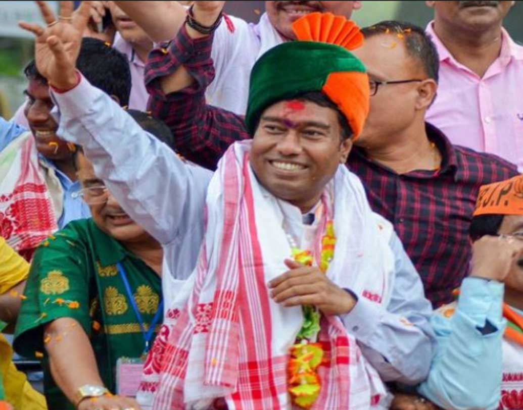 রোজগারের জন্য বাড়ির কাছেই একটি পানের দোকান দিয়েছিলেন তিনি। সেখান থেকে যা উপার্জন হতো তাতে সংসার চলত। একটু একটু করে সেই টাকা জমিয়ে দুই বোনের বিয়েও দেন।