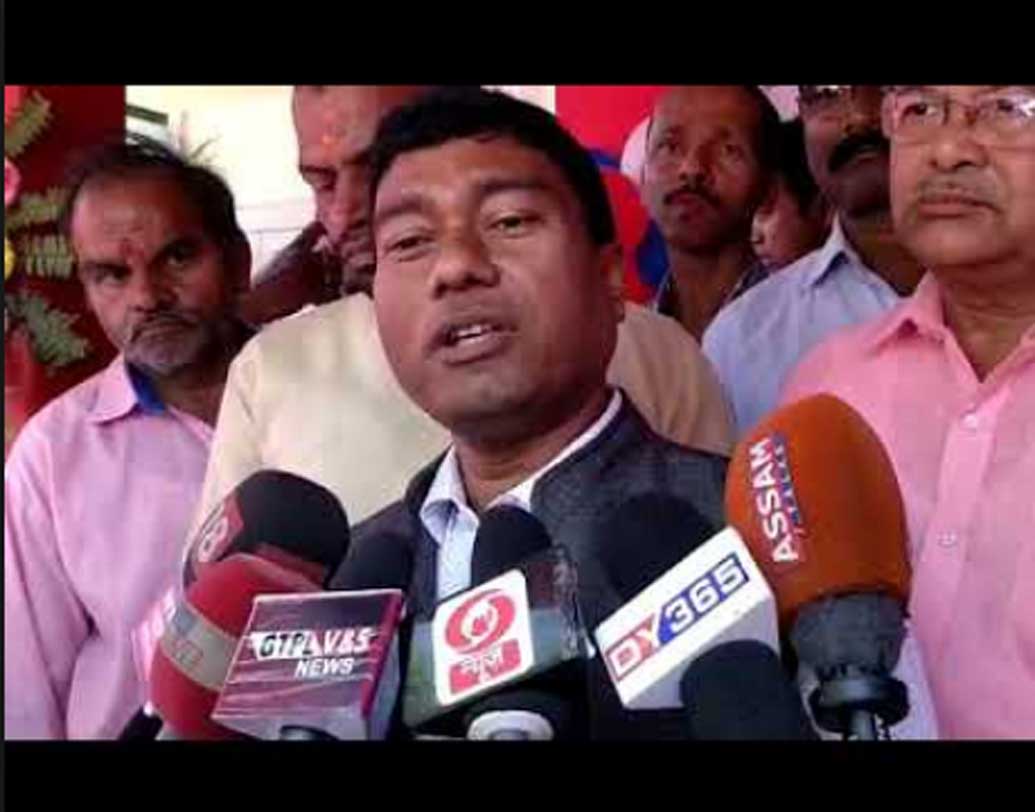 কচু, ঢেকি শাক বা পানের দোকান— এগুলোর আর কোনওটাই তাঁকে চালাতে হয় না। রাজনীতিতে প্রতিষ্ঠিত হওয়ার পর থেকে সংসাসারের অভাবও আর তেমনটা নেই। তবে রামেশ্বরের জীবনযাপন কিন্তু তেমনটাই রয়েছে। তাঁর মা, ভাই এখনও চা বাগানের সেই দরমার ঘরেই থাকেন। রাজনীতির কাজে বাড়িতে খুব বেশি থাকতে পারেন না রামেশ্বর। বাড়ি ফিরলে কিন্তু এই দরমার ঘরই তাঁর আস্তানা।