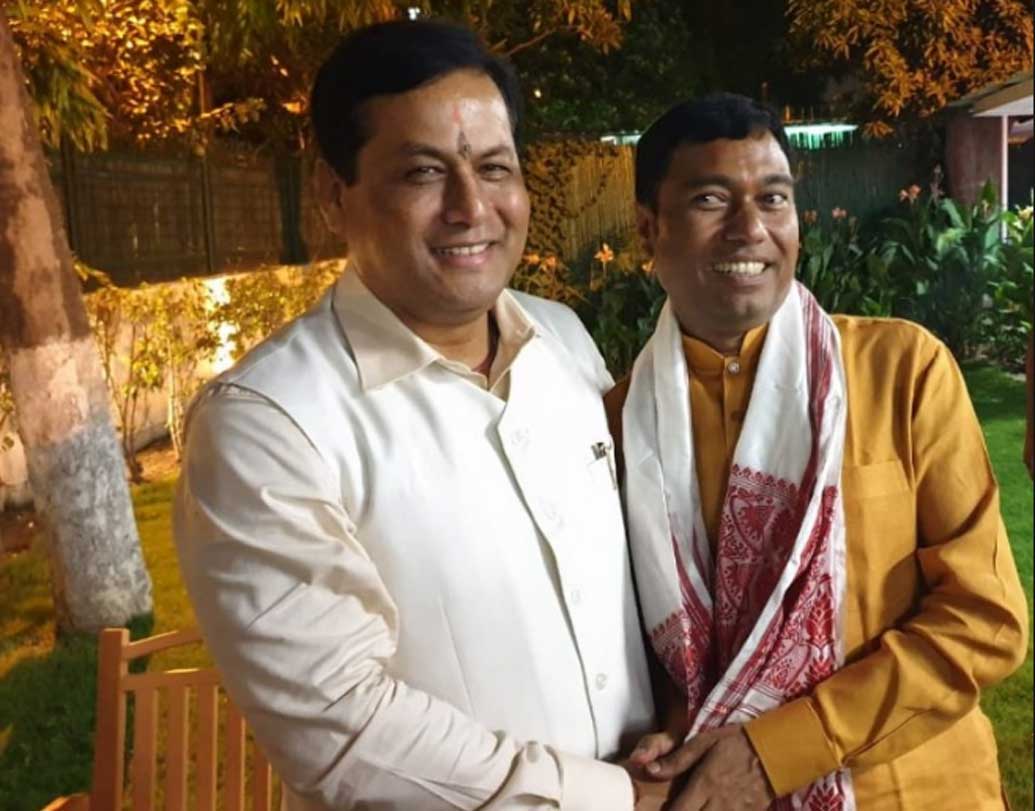 রামেশ্বরের এক কাকা এখনও ঠেলা চালান। অন্য এক কাকা গ্রাহকদের বাড়ি বাড়ি এলপিজি সিলিন্ডার পৌঁছে দেন। আর এক কাকা অটোচালক।