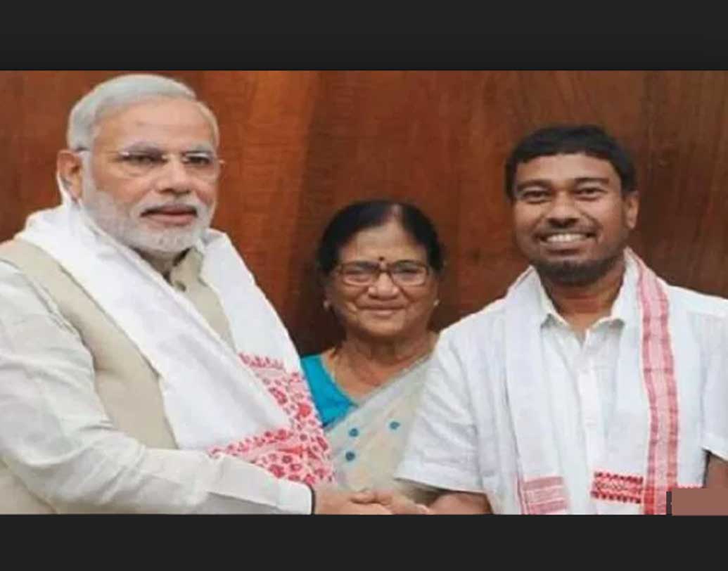 তবে প্রথমে সংসার এবং পরে রাজনীতির ঘানি টানতে গিয়ে নিজের কথা এখনও ভেবে উঠতে পারেননি রামেশ্বর। তাই ৪৯ বছর বয়স হলেও নিজের সংসার গোছানো হয়ে ওঠেনি রামেশ্বরের।