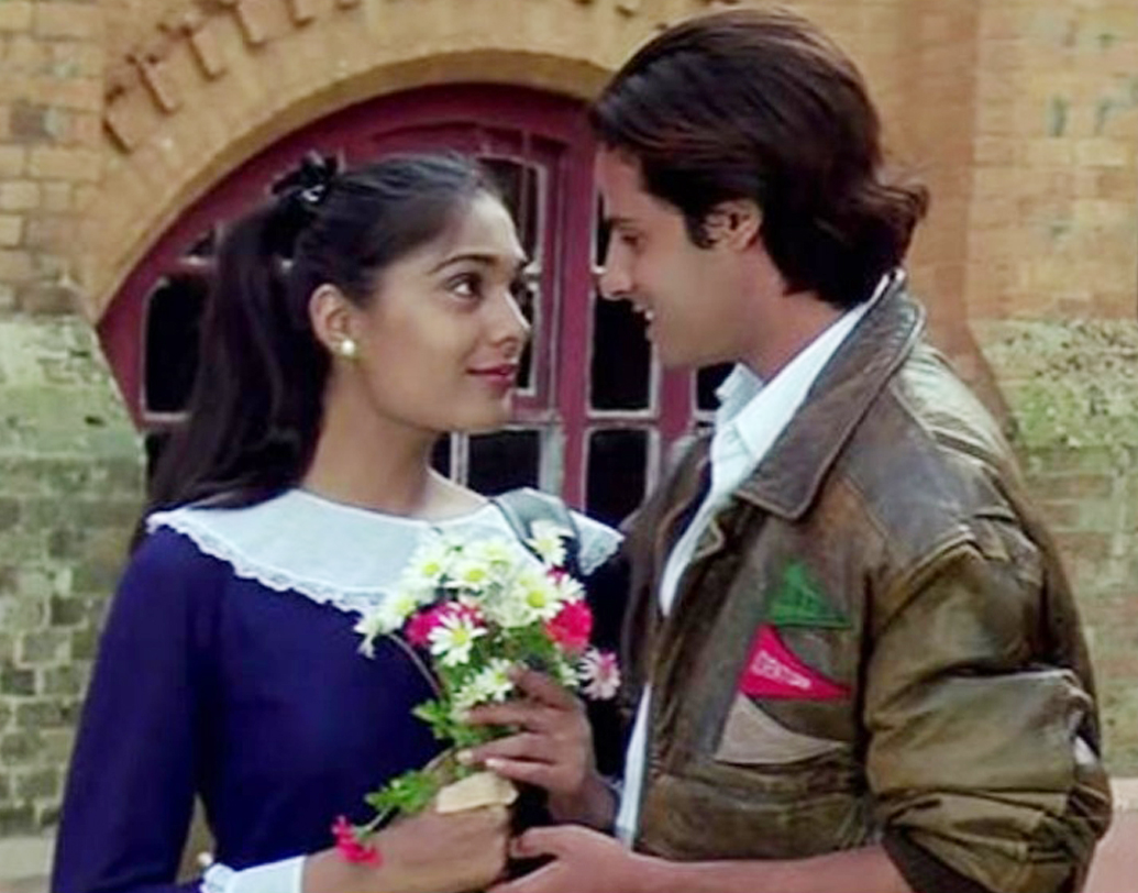 দূরদর্শনের জনপ্রিয় ধারাবাহিক ‘ইসি বাহানে’তে অনুর অভিনয় দেখেছেন দর্শক। কিন্তু ১৯৯০-এ ডেবিউ ফিল্ম ‘আশিকি’তে আলাদা করে দর্শকের নজর কেড়ে নিয়েছিলেন অনু।