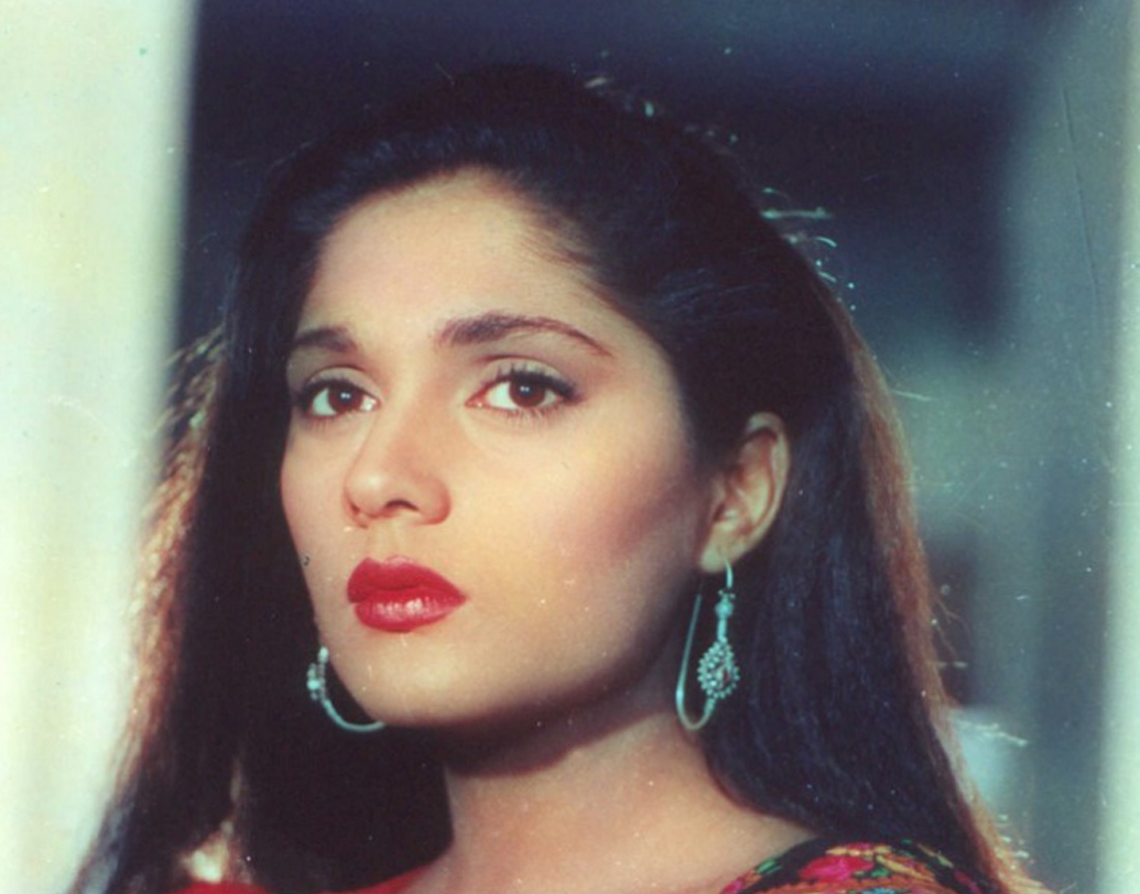 পাশাপাশি সমাজসেবার কাজও করতেন অনু। মুম্বইয়ে পাঁচ থেকে ১৪ বছর বয়সী এইডস আক্রান্ত মেয়েদের প্রত্যক্ষ ভাবে সাহায্য করতেন তিনি।