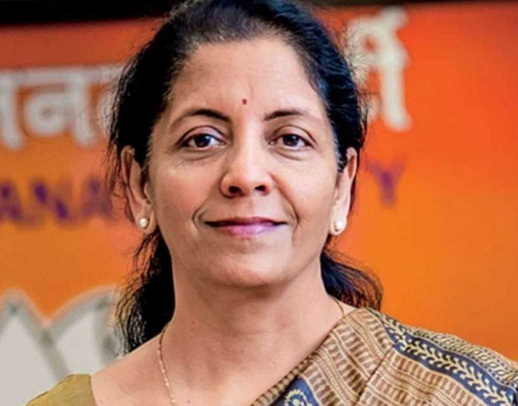 অর্থনীতিতে স্নাতক করেছেন নির্মলা সীতারমন। দিল্লির জওহরলাল বিশ্ববিদ্যালয় থেকে স্নাতকোত্তর ডিগ্রি অর্জন করেন। প্রথম জীবনে লন্ডনের রিজেন্ট স্ট্রিটের একটি হোম ডেকর দোকানে সেলসপার্সনের কাজ করতেন তিনি। কিন্তু খুব বেশি দিন তাঁকে এই কাজ করতে হয়নি। নিজের কর্মদক্ষতা এবং শিক্ষার জোরে লন্ডনের এগ্রিকালচারাল ইঞ্জিনিয়ার অ্যাসোসিয়েশনে অ্যাসোসিয়েট ইকোনমিস্ট হিসাবে নিযুক্ত হন। বিবিসি ওয়ার্ল্ড সার্ভিসের সঙ্গেও যুক্ত ছিলেন তিনি।