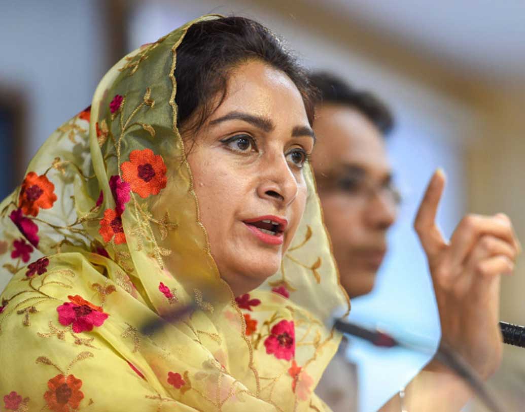 হরসিমরত কৌর বাদল- ২০০৯ সালে রাজনৈতিক জীবনের সূত্রপাত। সদ্যসমাপ্ত লোকসভা নির্বাচনে পঞ্জাবের ভাতিন্ডার সাংসদ হযেছেন তিনি। মোদীর মন্ত্রিসভায় এ বারে খাদ্য প্রক্রিয়াকরন মন্ত্রীর দায়িত্ব পেয়েছেন।