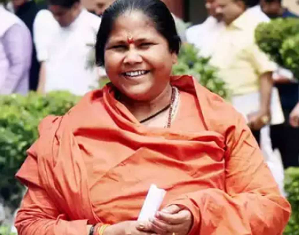 সাধ্বী নিরঞ্জন জ্যোতি- উত্তরপ্রদেশের ফতেপুরের সাংসদ। মোদীর মন্ত্রিসভায় প্রতিমন্ত্রী হিসাবে শপথ নিয়েছেন। ২০১৪ সালে তিনি খাদ্য প্রতিমন্ত্রী ছিলেন। এ বারে তিনি গ্রামোন্নয়ন মন্ত্রকের প্রতিমন্ত্রী হয়েছেন।