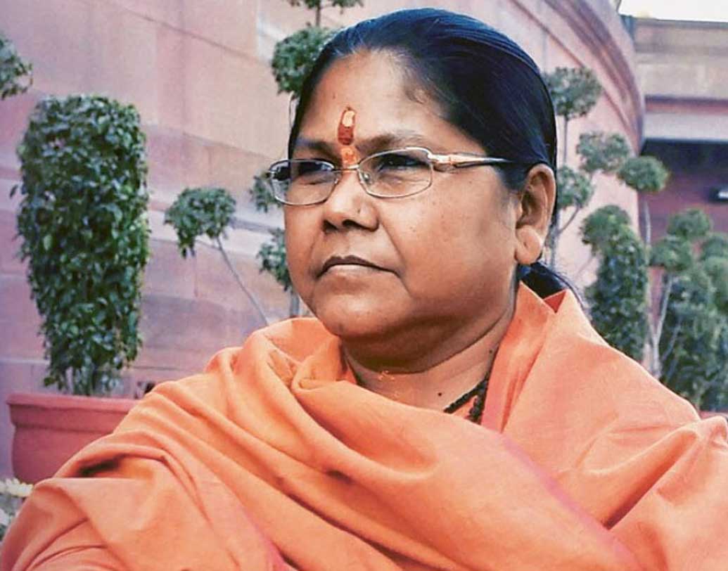 উত্তরপ্রদেশের হামিরপুরে জন্ম সাধ্বীর। খুব কম বয়সে তিনি সন্ন্যাস নেন। রাজনীতিতে বারবারই বিভিন্ন বিতর্কিত মন্তব্যের জন্য সমালোচিত হয়েছেন তিনি।