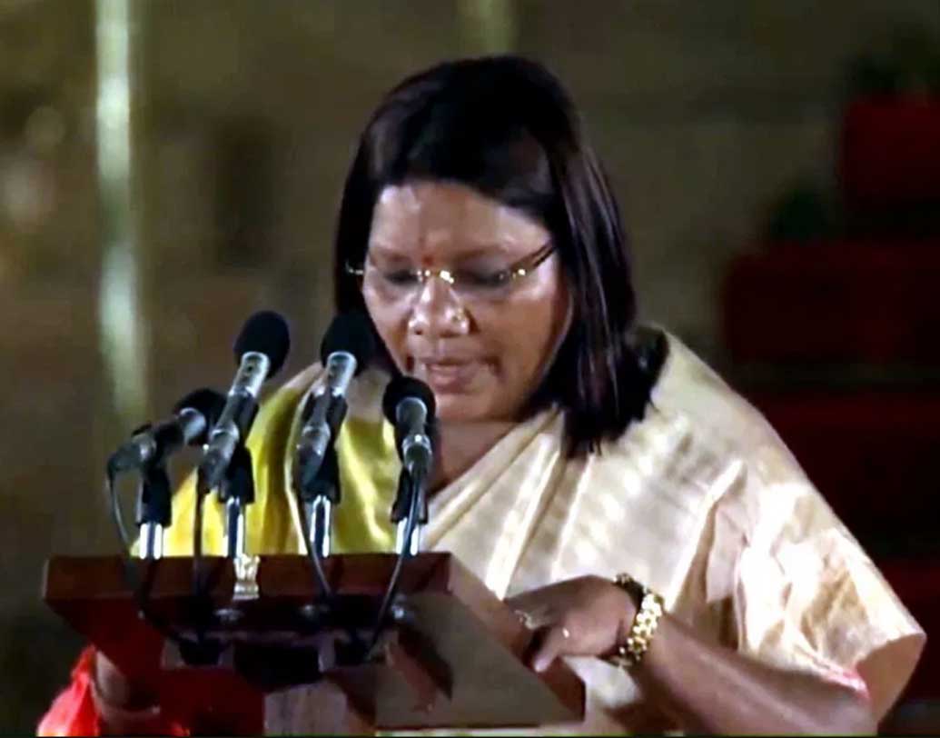 রেনুকা সিংহ- ছত্তীশগঢ়ের সারগুজার প্রথম সাংসদ হলেন তিনি। বিজেপির অন্যতম শক্তিশালী আদিবাসী মুখ রেনুকা। সারগুজায় প্রধান প্রতিপক্ষ কংগ্রেসকে হারিয়ে জয় ছিনিয়ে নেওয়ার তাঁর কৃতিত্ব অস্বীকার করতে পারেননি বিজেপি নেতৃত্ব। এ বারে তাই প্রতিমন্ত্রী হিসাবে শপথ নিলেন।