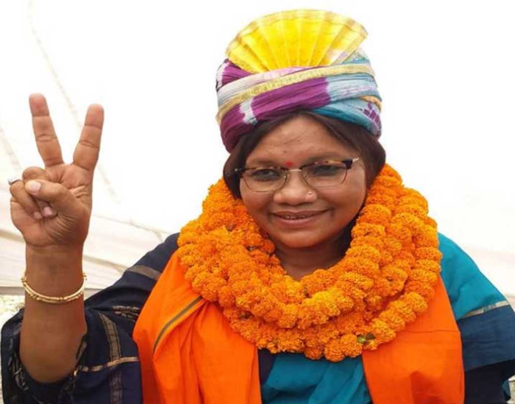 ৫৮ বছরের রেনুকা সিংহ দ্বাদশ শ্রেণি পর্যন্ত পড়েছেন। রামানুজনগরের মণ্ডল সভাপতি হিসেবে তাঁর রাজনৈতিক জীবন শুরু হয়।