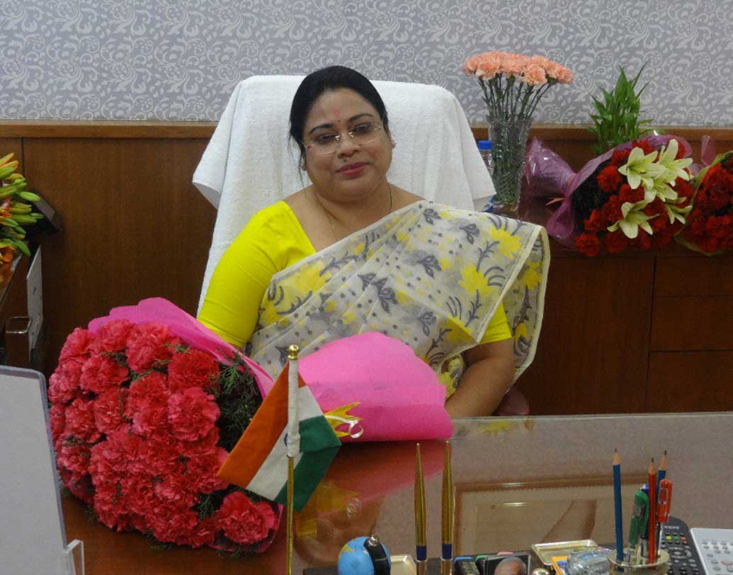 দেবশ্রী চৌধুরী- কেন্দ্রীয় মন্ত্রিসভায় বাংলার একমাত্র মহিলা মন্ত্রী। শপথ গ্রহণ অনুষ্ঠানের দিন সবার শেষে শপথ গ্রহণ করেছিলেন তিনি। দেবশ্রী চৌধুরী কলকাতার বাগুইআটিতে থাকেন।