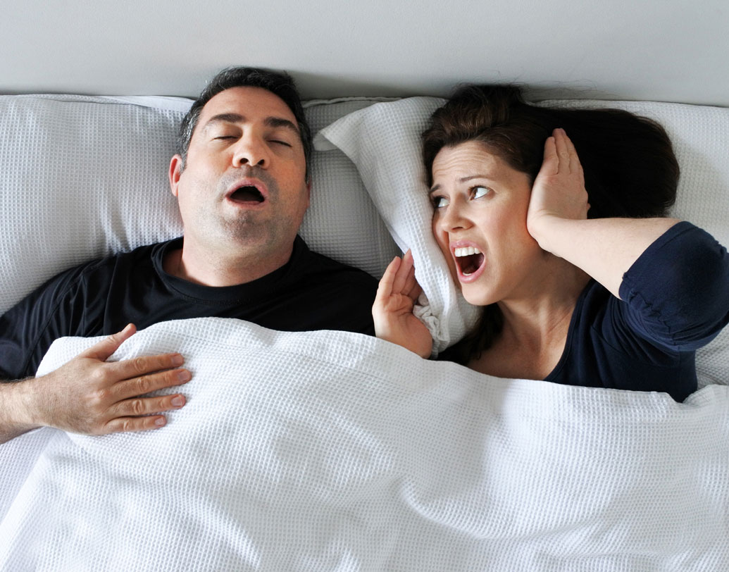 আবার উল্টোটাও হতে পারে। ঘুমের সময় সঙ্গীর নাক ডাকায় বিরক্ত হওয়াটাই অভ্যাসে দাঁড়িয়ে গিয়েছে অনেকের।শত অনুরোধ-উপরোধেওসমস্যা মেটে না।শেষমেশ নিজেকেই অন্য ঘরে গিয়ে আশ্রয় নিতে হয়। এ ভাবে হয়তো রাত কাটিয়ে দেওয়াটাই আপনার রুটিন হয়ে দাঁড়িয়েছে।