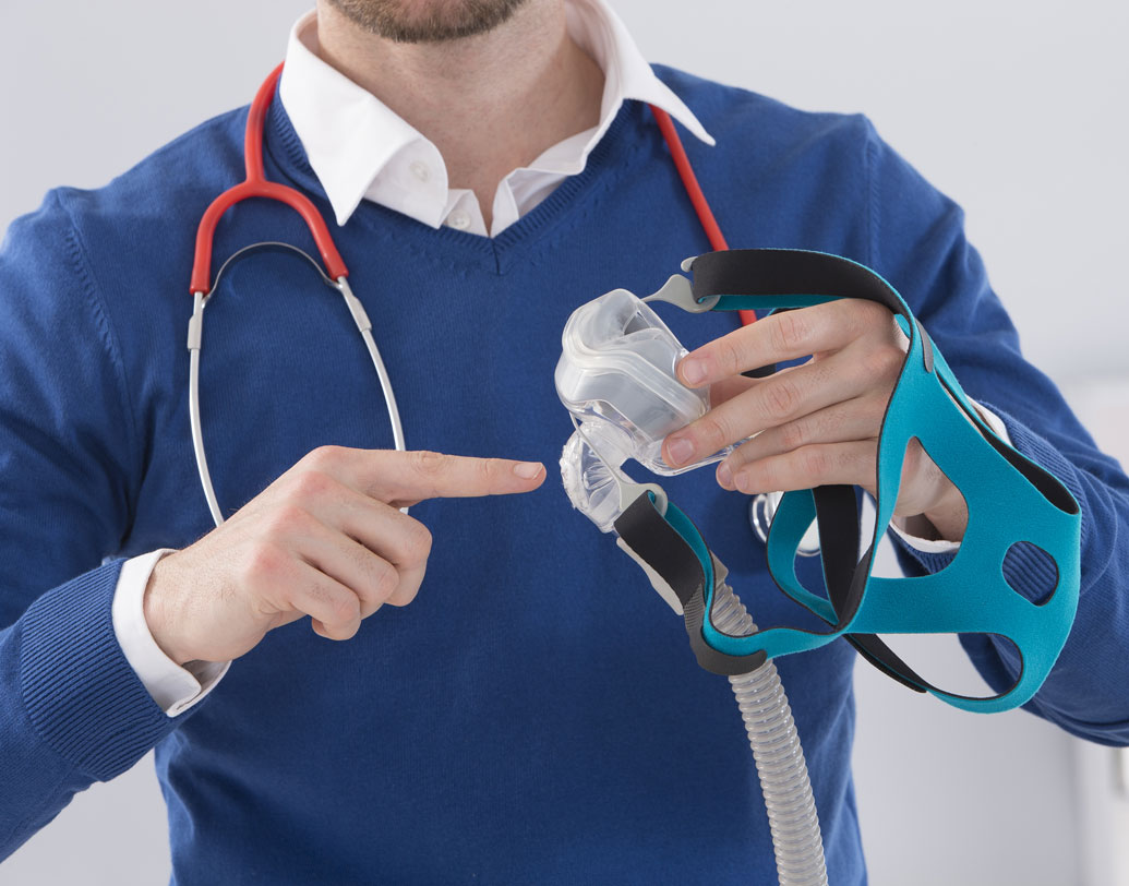 চিকিৎসকদের মতে, ন্যাজাল প্যাসেজে অতিরিক্ত মিউকাস জমে যাওয়ার কারণে ঘুমের সময় নাক ডাকে। এছাড়া স্লিপ অ্যাপনিয়ার কারণেও অনেক সময়ে নাক ডাকে। সোজা ভাবে বললে নাক ও গলার মধ্যে দিয়ে বায়ু চলাচলে বাধার সৃষ্টি হলেই গোটা শ্বাসযন্ত্রে এক ধরনের কম্পন তৈরি হয়। সে ক্ষেত্রে নাকডাকা এক ধরনের সঙ্কেতও।