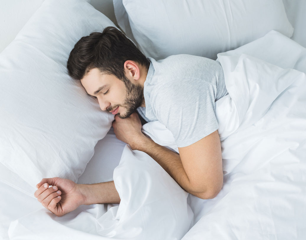 এক দিকে পাশ ফিরে শুলে নাক ডাকার সমস্যা অনেকটা হ্রাস পায়। তাই চিত হয়ে শোওয়ার অভ্যেস থাকলে তা বদলে ফেলতে হবে। আপনার সঙ্গীকেও বলুন, তাঁর‌ ঘুমে  ব্যাঘাত ঘটলে আপনাকে পাশ ফিরিয়ে দিতে। প্রথম কয়েক দিন সমস্যা হবে, তারপরে অভ্যেস হয়ে যাবে।