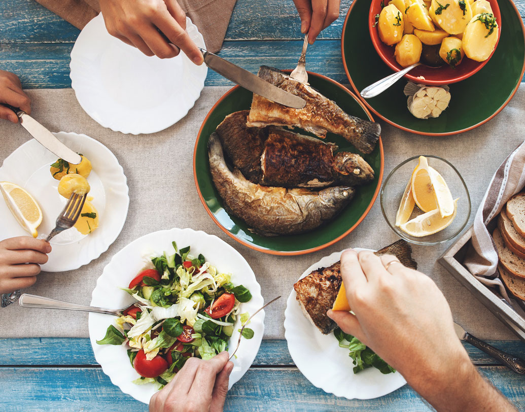 ঘুমোতে যাওয়ার আগে ভারী খাওয়ার খাবার অভ্যাস ত্যাগ করুন। ঘুরিয়ে বললে, রাতের খাওয়ার খেয়েই শুতে যাবেন না। হাতে আড়াই ঘণ্টা সময় নিয়ে রাতের খাওয়া সারুন।