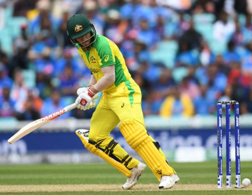 ভারত বনাম অস্ট্রেলিয়া ম্যাচে যশপ্রীত বুমরার প্রথম বলেই হয়তো ফিরে যেতে পারতেন ডেভিড ওয়ার্নার। বাঁ-হাতি ওপেনারের ব্যাটে বল লেগে স্টাম্প ছুঁয়ে চলে যায় উইকেটের পিছনে। উইকেটে বল লাগা সত্ত্বেও বেল পড়ল না।