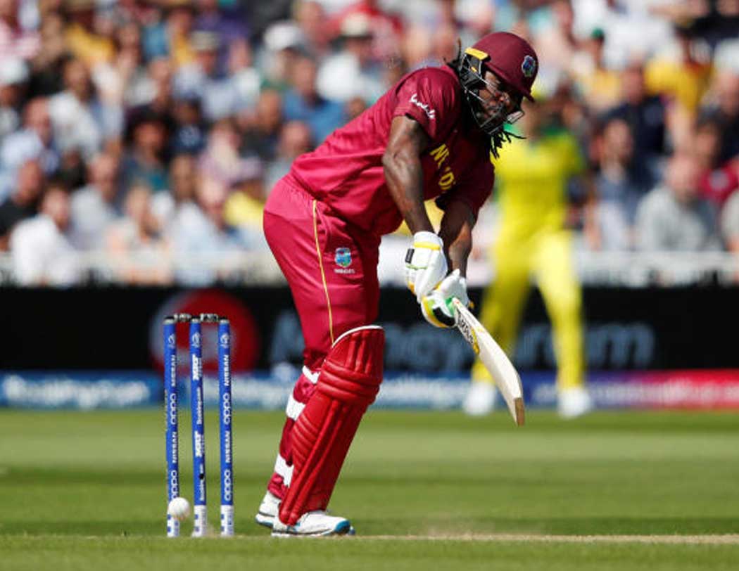 এটাই প্রথম নয়। আগে ওয়েস্ট ইন্ডিজ বনাম অস্ট্রেলিয়া ম্যাচে মিচেল স্টার্কের ১৪৬ কিলোমিটার প্রতি ঘণ্টার বলও স্টাম্পে ছোঁয়া লেগে বেরিয়ে গেলেও বেল না পড়ায় আউট হননি ক্রিস গেল।