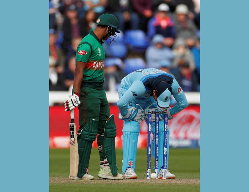 আইসিসির নিয়ম অনুযায়ী, উইকেটে বল লাগলেও যদি স্টাম্প থেকে বেল আলাদা না হয়, তা হলে আউট হবে না। আর এটাই কারণ উইকেটে বল লেগেও আউট না হওয়ার পিছনে।