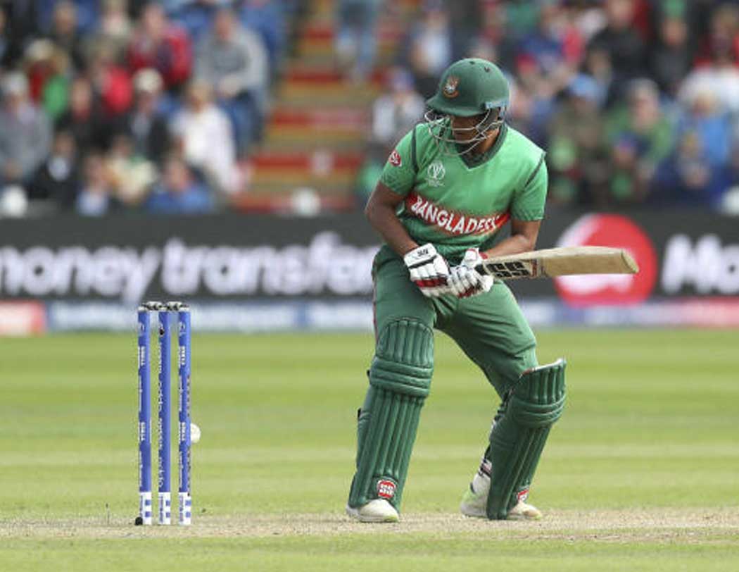 আইসিসির এই নিয়মের জন্যই স্টাম্প ও বেল এমন ভাবে তৈরি করা হয়, যাতে বলের সামান্য ছোঁয়া লাগলেও স্টাম্প থেকে বেল পড়ে যায়। কিন্তু সাম্প্রতিক ঘটনাগুলি দেখে সোশ্যাল মিডিয়ার একটা অংশ মজা করে দাবি করছেন, বেলগুলিকে স্টাম্পের উপর আঠা দিয়ে আটকে দেওয়া হয়েছে।