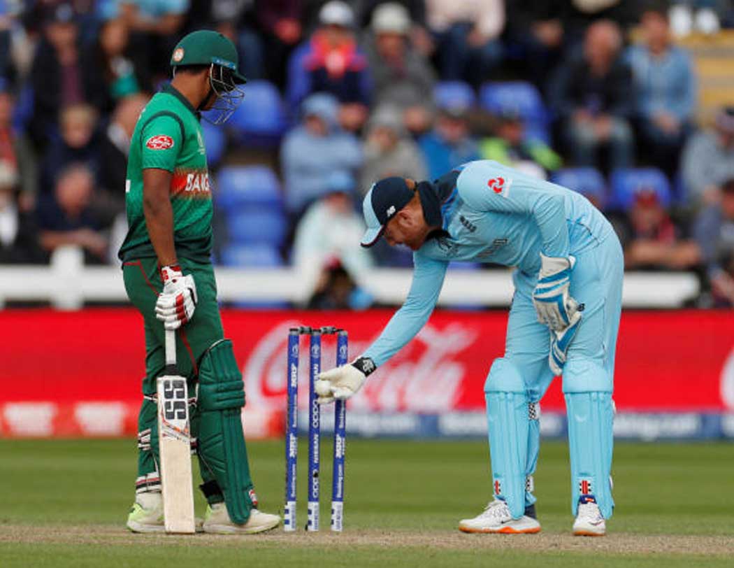 কেন পড়ছে না বেল? কারও মতে, বেলের ওজন আগের বেড়ে যাওয়া এর অন্যতম প্রধান কারণ। বেল যত ভারী হবে, মাধ্যাকর্ষণ বলের কারণে ততই স্টাম্পের সঙ্গে আটকে থাকার সম্ভাবনাও বাড়বে।