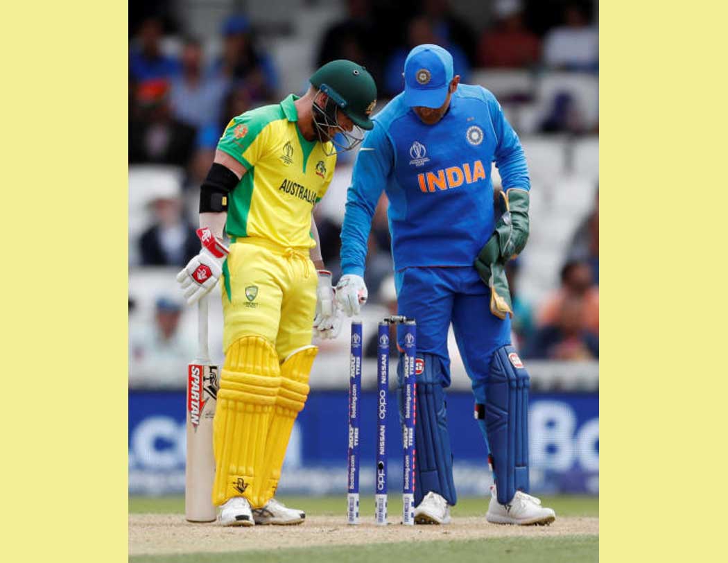 আগে সাধারণ ভাবে কাঠের তৈরি স্টাম্প ও বেল ব্যবহার করা হত। তাই বেল বেশি ভারী হত না। তাই স্টাম্পে বল লেগে বেল না পড়ার ঘটনা ছিল খুবই বিরল।