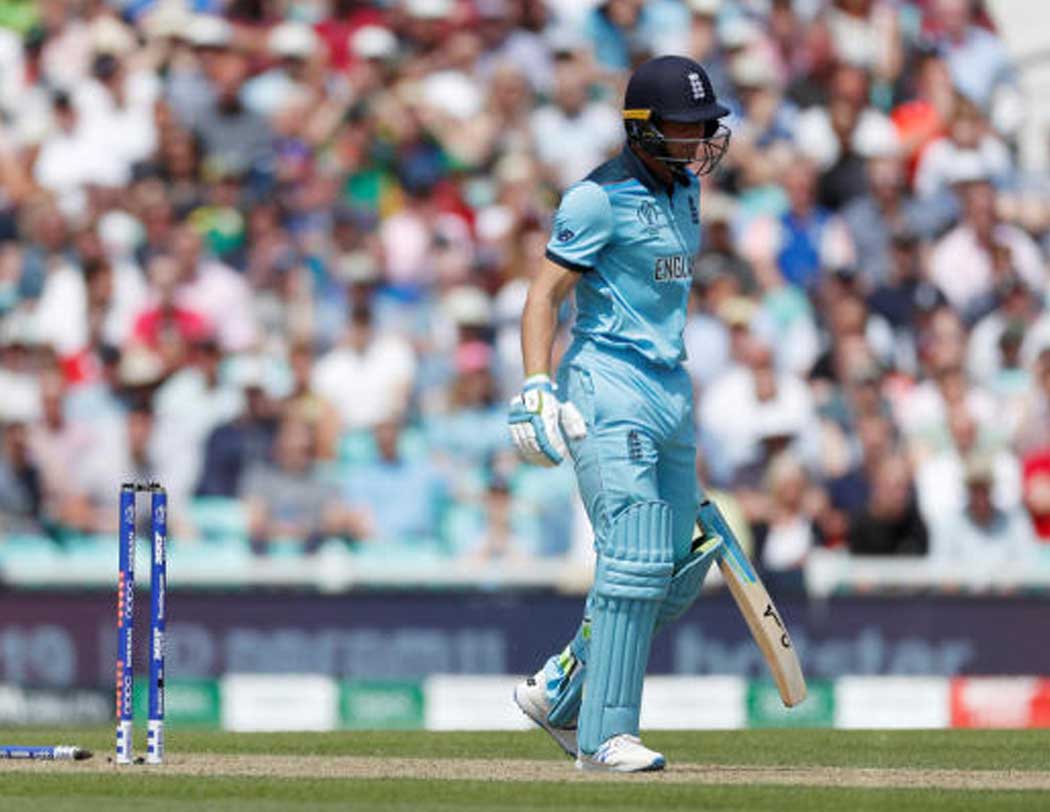 সময় যত গড়াচ্ছে ততই আধুনিকতার ছোঁয়া পেয়েছে ক্রিকেট। তাই কাঠের স্টাম্প ও বেলের বদলে আধুনিক এলইডি উইকেটের ব্যবহার চালু হয়েছে। এর সুবিধা হল স্টাম্পে যদি বলের হালকা ছোঁয়াও লাগে, তাও এক ধরনের লাল আলো জ্বলে ওঠে। ফলে থার্ড আম্পায়ারের সিদ্ধান্ত নিতে সুবিধা হয়।