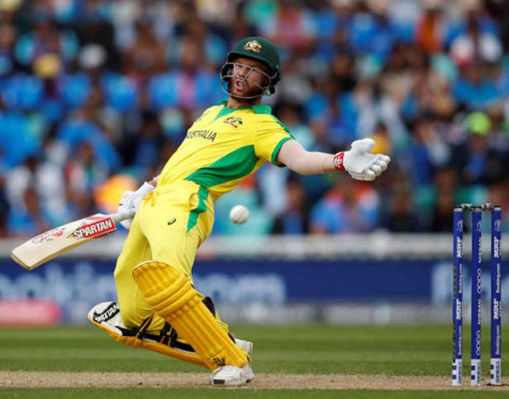 কিন্তু এর একটি বিরাট অসুবিধাও আছে। যা সাম্প্রতিক কালে বেশি করে মাথাচাড়া দিচ্ছে। অনেকে মনে করছেন, স্টাম্প ও বেলের মধ্যে এলইডি লাইট লাগাতে গিয়ে বেড়ে যাচ্ছে বেলের ওজন। ফলে সহজে স্টাম্প থেকে বেল আলাদা হচ্ছে না।