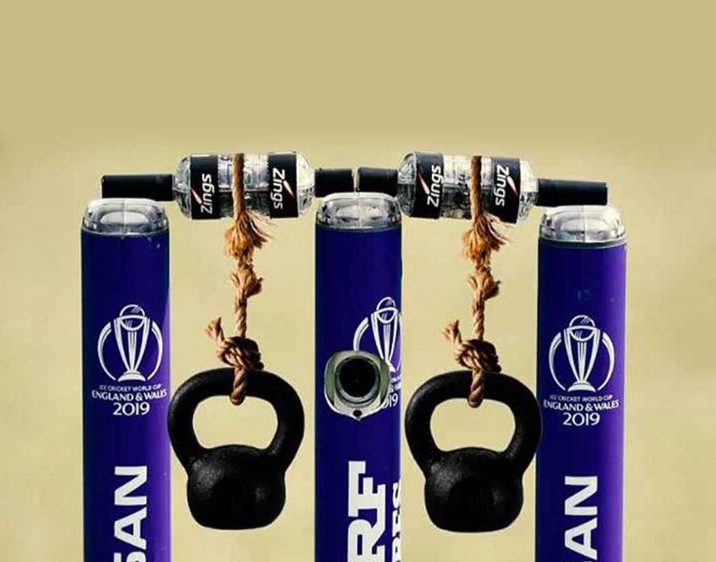 এ বারের বিশ্বকাপের স্টাম্পের উপর যে বেলগুলি ব্যবহার করা হচ্ছে তার নাম ‘জিং’ বেল। আইসিসির দাবি, এই বেল সাধারণ কাঠের উইকেটের চেয়েও হালকা।