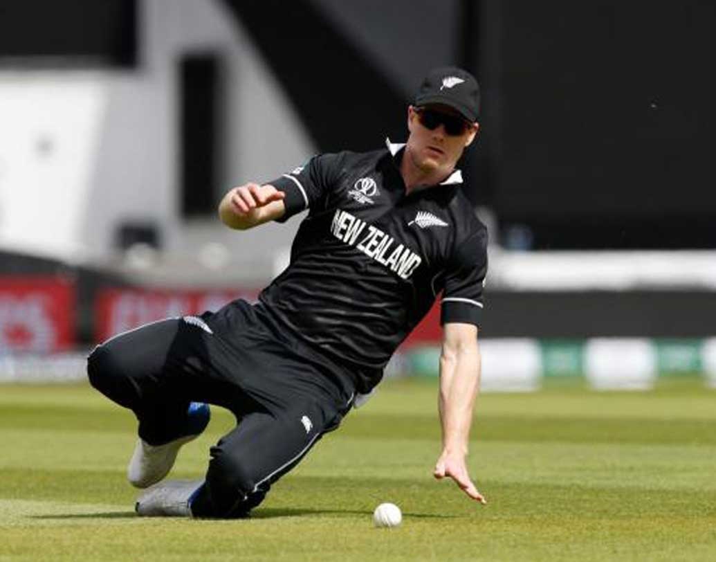 যদিও নিউজিল্যান্ডের অলরাউন্ডার জিমি নিশাম টুইট করে বলেন, “আমি বুঝতে পারছি যে স্টাম্পের মধ্যে যে সব বৈদ্যুতিক যন্ত্রপাতি ব্যবহার করা হচ্ছে তা উইকেটকে আরও ভারী করে দিচ্ছে। আমরা কি স্টাম্পের ওজন কোনও ভাবে কমিয়ে এই সমস্যার সমাধান করতে পারি না?”