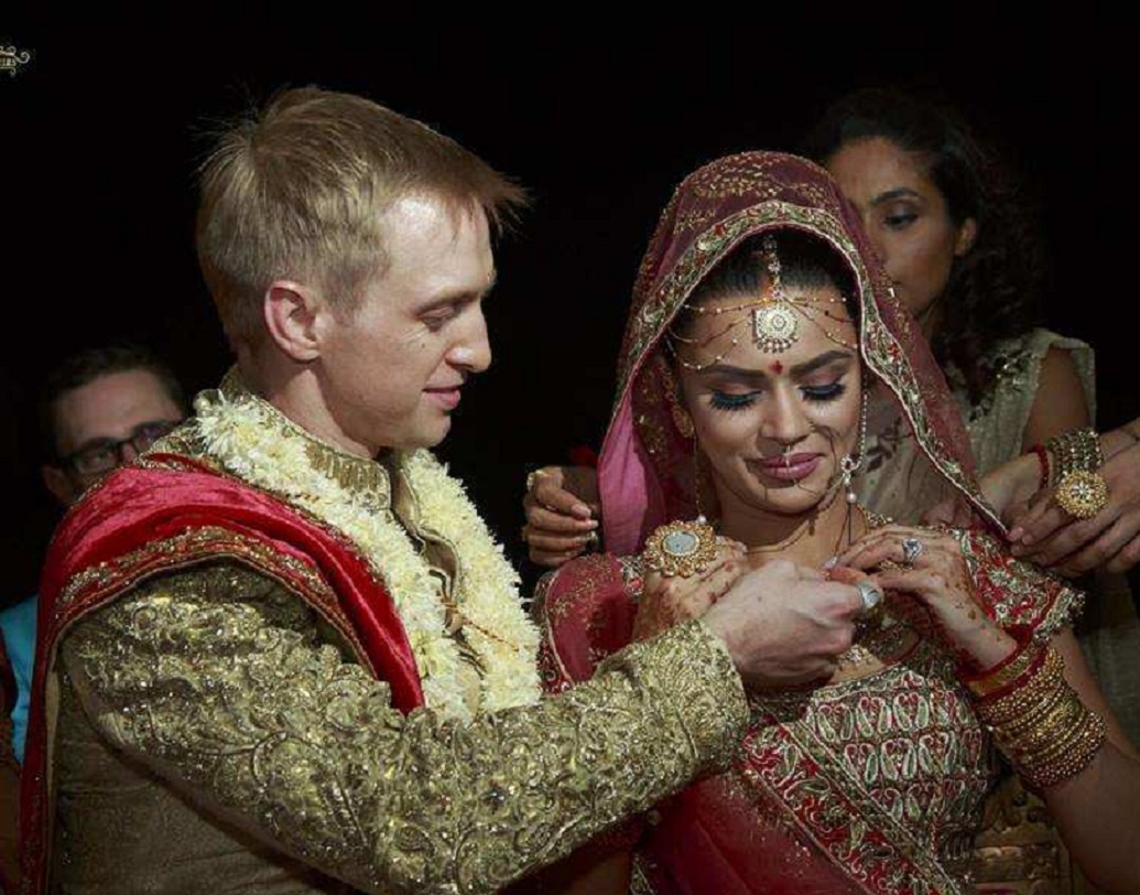 ওই বছরেরই ডিসেম্বর মাসে বিয়ে করেন তাঁরা। বড়দিনের সময় নিজের পরিবারের সামনেই আশকাকে বিয়ের প্রস্তাব দেন ব্রেন্ট।