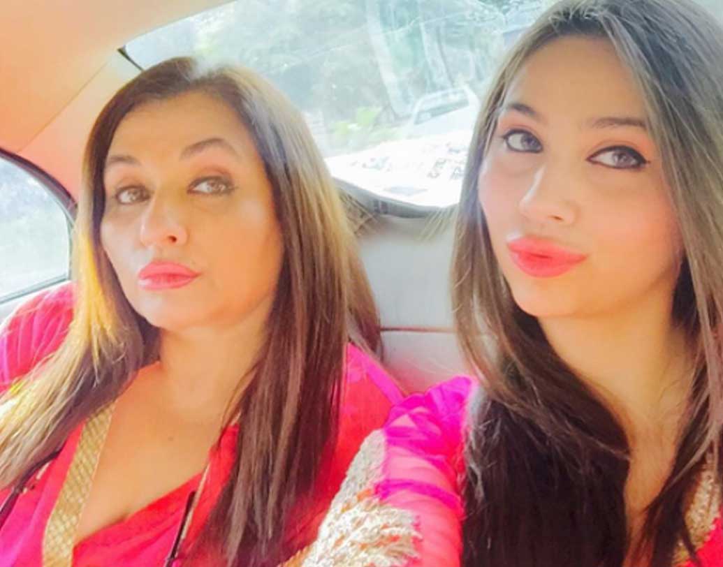 ব্যক্তিগত জীবনে এখনও পর্যন্ত তিন বার বিয়ে করেছেন সালমা। তাঁর দুই সন্তান রয়েছে— লিয়াকত্ আলি খান এবং সাশা আগা। মায়ের মতো সাশাও নাকি বলিউডে কেরিয়ার তৈরি করার প্রস্তুতি নিচ্ছেন।