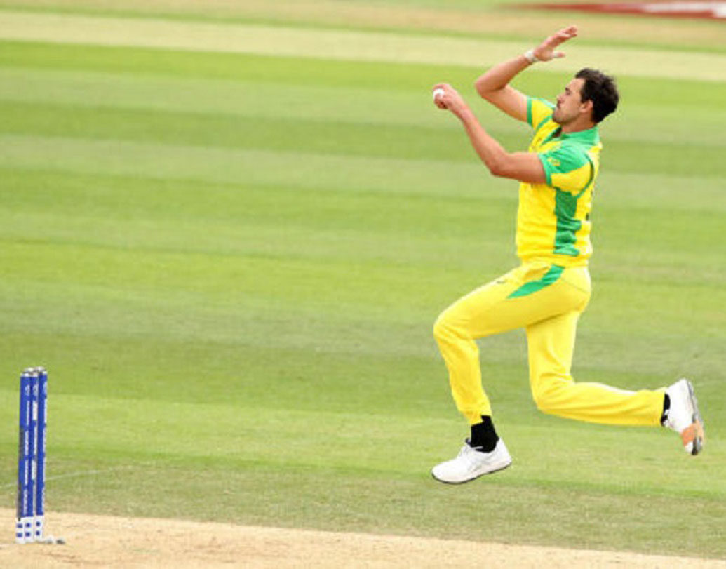 অস্ট্রেলিয়ার প্রধান বোলার মিচেল স্টার্কের খারাপ পারফরম্যান্স। প্রথম পাওয়ার প্লেতে ভারতেই একটিও উইকেট নিতে পারেননি এই বাঁহাতি স্ট্রাইক বোলার। তার উপর নিজের করা ১০ ওভারে ৭.৪ ইকোনমিতে রান বিলিয়েছেন। যা ভারতের জয়ের অন্যতম বড় কারণ বলেই মনে করছেন অনেকে।