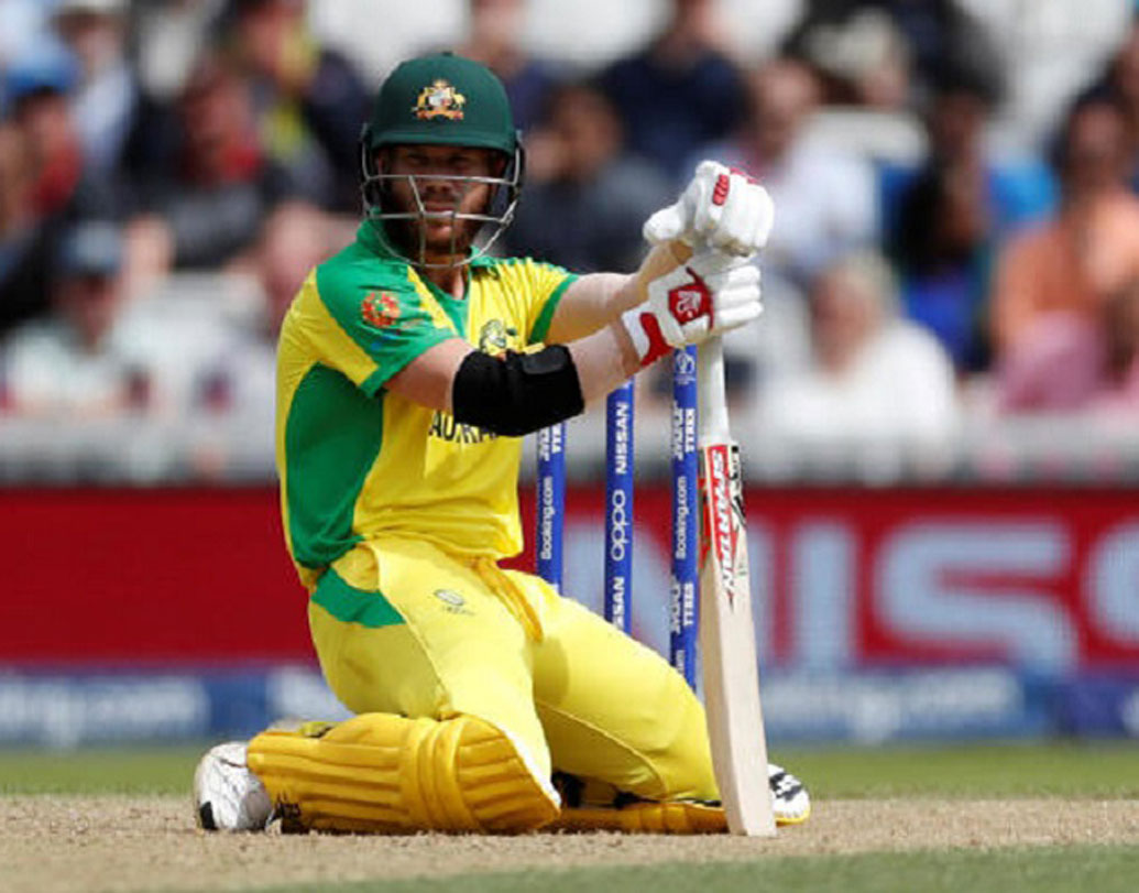 অস্ট্রেলিয়ার তারকা ওপেনার ডেভিড ওয়ার্নারের মন্থর ইনিংস। বড় রান তাড়া করতে নেমে শুরু থেকেই ব্যাট চালিয়ে খেলতে হত অজি ওপেনারদের। তার বদলে ধিরে খেলতে দেখা যায় ডেভিড ওয়ার্নারকে। তিনি মোট ৮৪ বল খেলে করেন মাত্র ৫৬ রান। ফলে শেষের দিকে রান তাড়া করার জন্য বল কম পড়ে যায়।