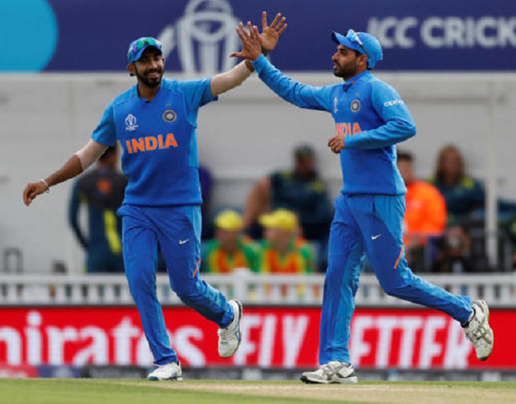 ভারতীয় দুই প্রধান সিম বোলার ভুবনেশ্বর কুমার ও যশপ্রীত বুমরার মিলিত ভাবে মোট ৬টি উইকেট নেন যা অজি ব্যাটিংয়ের কোমর ভাঙতে যথেষ্ট ছিল।