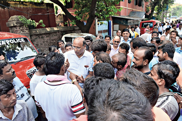 বিক্ষুব্ধ: ট্যাংরা থানার সামনে অটোচালকেরা। নিজস্ব চিত্র