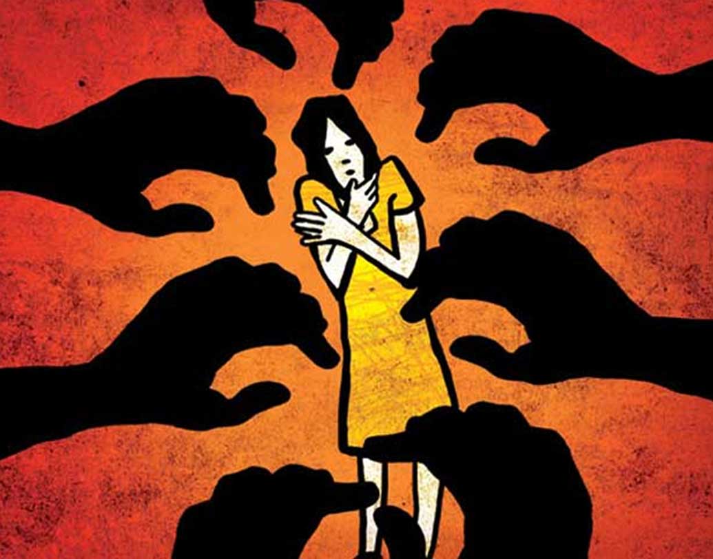 ১৭ জানুয়ারি ২০১৮ জম্মু-কাশ্মীরের কাঠুয়াতে ঘটে যায় এক নির্মম পাশবিক ঘটনা। চার দিন মন্দিরে আটকে রেখে মাদক খাইয়ে আচ্ছন্ন করে গণধর্ষণ করে মাথা থেঁতলে খুন করা হয় বকরাওয়াল সম্প্রদায়ের আট বছরের এক ছোট্ট মেয়েকে।