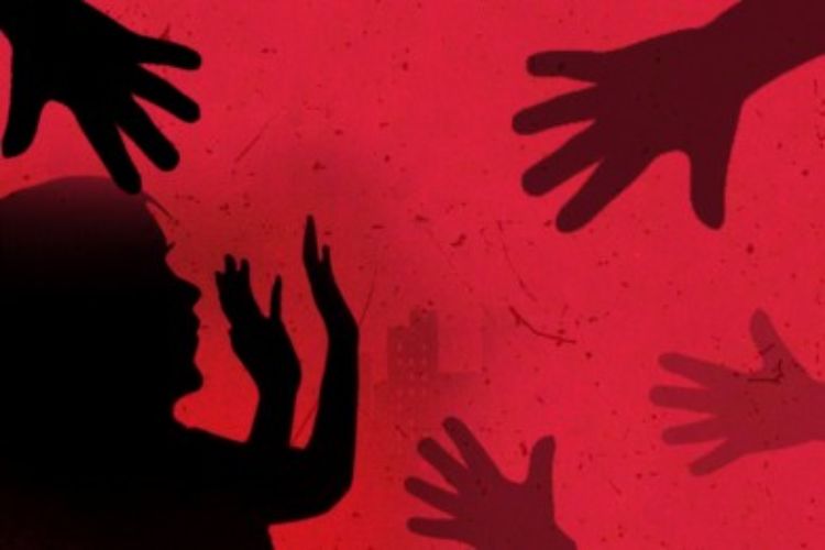 দেশজুড়ে শুরু হয় প্রবল আলোড়ন। মন্দিরের তত্ত্বাবধায়ক  সাধ্বী রাম, তিন পুলিশ কর্মী-সহ মত আট জন অভিযুক্ত হয়।  অভিযুক্তদের সমর্থনে বিক্ষোভ দেখায় 'হিন্দু একতা মঞ্চ' নামে এক সংগঠন।মন্দিরের তত্ত্বাবধায়ক অভিযুক্তদের সমর্থনে বিক্ষোভ দেখায়।