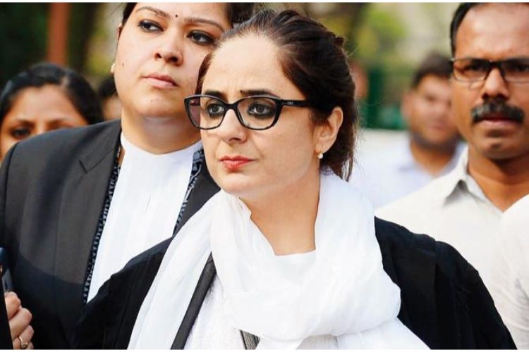 ঠিক সেই সময়ে নিজের বিপদের তোয়াক্কা না করে শিশুটির হয়ে মামলা লড়ার গুরুদায়িত্ব নিজের কাঁধে তুলে নেন দীপিকা। গণ্ডগোলের সুত্রপাত ঠিক তার পরেই। দেশজুড়ে বাড়তে থাকে সাম্প্রদায়িক রাজনীতির চাপানউতোর।