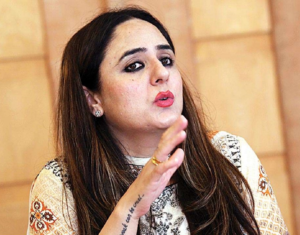 কিন্তু জম্মু-কাশ্মীর হাইকোর্টের বার অ্যাসোসিয়েশনের বিরোধিতা, ক্রমাগত ধর্ষণের হুমকি, তাঁর নয় বছরের মেয়েকে প্রাণে মারার শাসানি, দেশদ্রোহী তকমা-কিছুই দমাতে পারেনি তাকে।