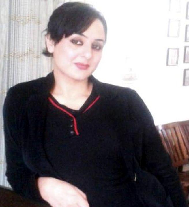 ১৯৮০ সালে জম্মু-কাশ্মীরের কারিহানা গ্রামে এক কাশ্মীরী পণ্ডিত পরিবারে জন্ম এই বিশিষ্ট আইনজীবীর।