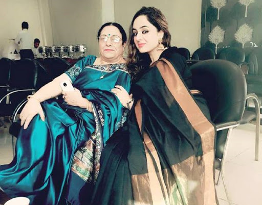 যোধপুরের ‘ন্যাশনাল ল ইউনিভার্সিটি’ থেকে আইনে স্নাতক হয়ে বর্তমানে জম্মু-কাশ্মীরের আদালতে আইনজীবী হিসেবে কর্মরত।