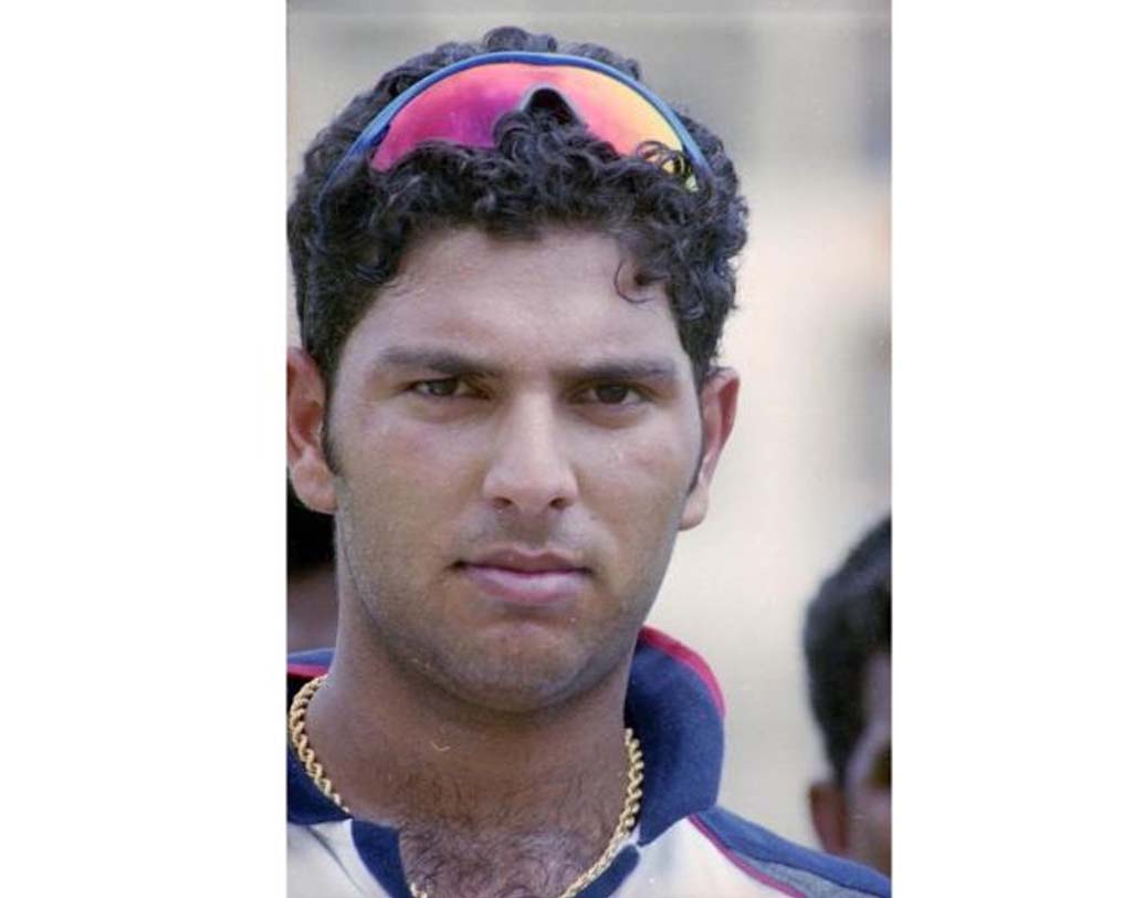 ২০০০ সালে মাত্র ১৮ বছর বয়সে আইসিসি-র নক আউট টুর্নামেন্টে আবির্ভাব হয় যুবির। প্রথম ম্যাচে ব্যাট না পেলেও দ্বিতীয় ম্যাচে অস্ট্রেলিয়ার পেসার ব্রেট লি, গ্লেন ম্যাগ্রাথ, জাসন গিলেস্পির বিরুদ্ধে ৮০ বল খেলে দুর্ধর্ষ ৮৪ রান করেন। বিশ্ব ক্রিকেটে তার আবির্ভাবটা হয়েছিল ঠিক এ ভাবেই।