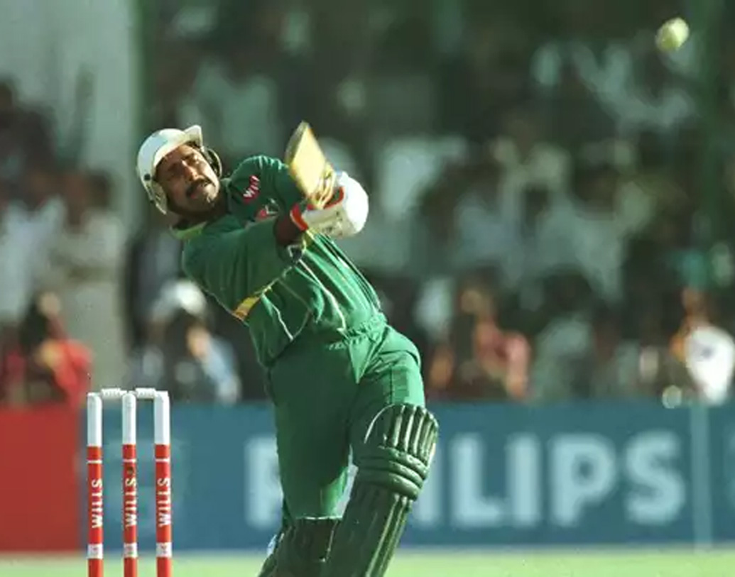 পাকিস্তানের জাভেদ মিঁয়াদাদ অংশ নিয়েছেন একাধিক বিশ্বকাপে। বিশ্বকাপের ৩৩ ম্যাচে ১০৮৩ রান করেছেন, গড় ৪৩.৩২। ১৯৭৫ থেকে ১৯৯৬ পর্যন্ত বিশ্বকাপ খেলেছেন তিনি।