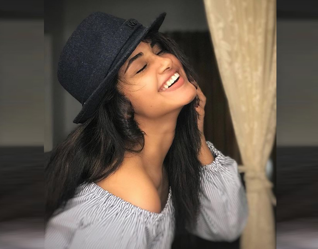 দক্ষিণ ভারতীয় এই নায়িকা ধনুষের সঙ্গে একটি ছবিতে কাজ করে জনপ্রিয় হয়েছেন।