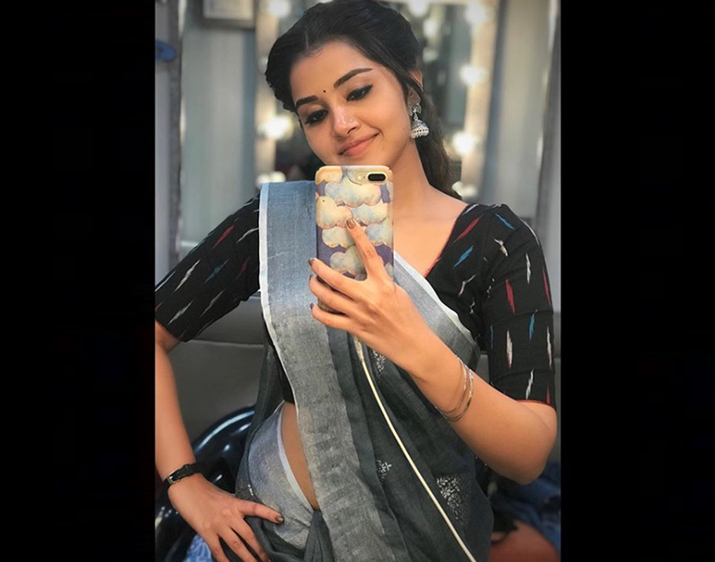 সোশ্যাল মিডিয়ায় নাকি চুপিচুপি একে অপরের সব পোস্টেই তাঁরা লাইক দিতেন। হঠাত্ই তা নাকি এক বন্ধুর চোখে পড়ে যায়।