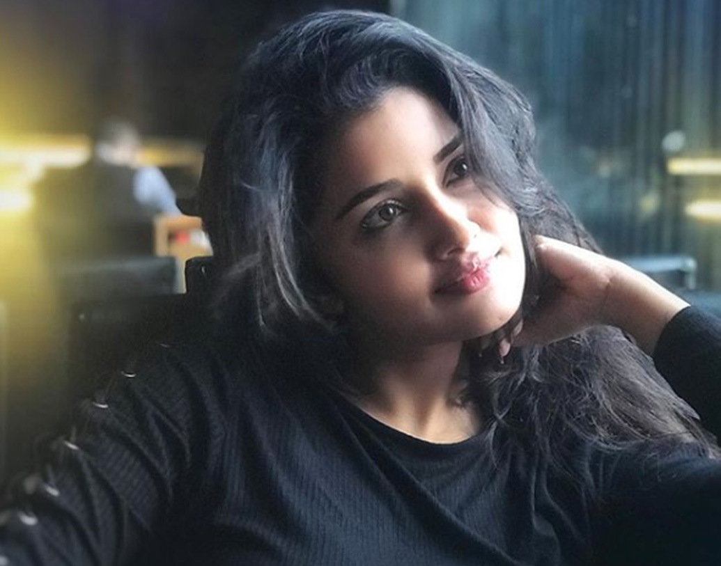 অনুপমা যদিও বলেছেন ভারতীয় এই ক্রিকেটার তাঁর খুব ভাল বন্ধু। অন্য কোনও সম্পর্কের নাকি কোনও অবকাশ নেই। যদিও তাঁদের এক সঙ্গে ছবি কোথাও কখনও দেখা যায়নি।