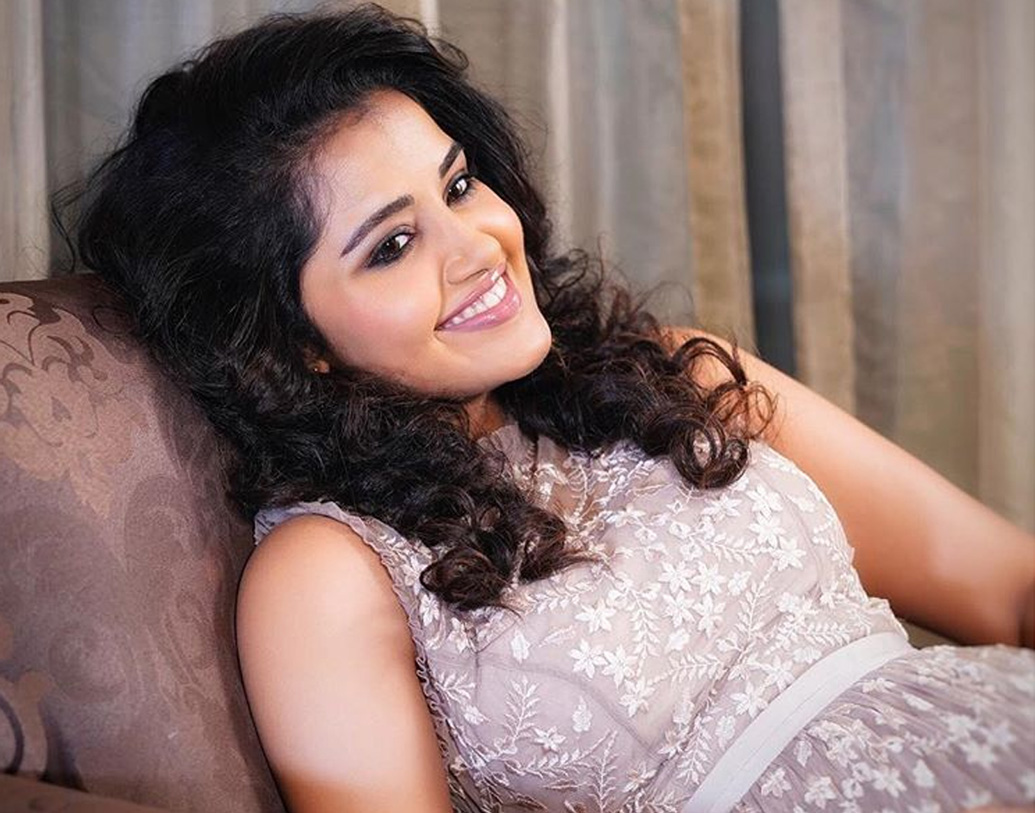 এই ভারতীয় ক্রিকেটার তিন ফরম্যাটের ক্রিকেটেই অন্যতম সেরা পেসার। তাঁর সঙ্গেই নাকি ‘বন্ধুত্ব’ এই নায়িকার।