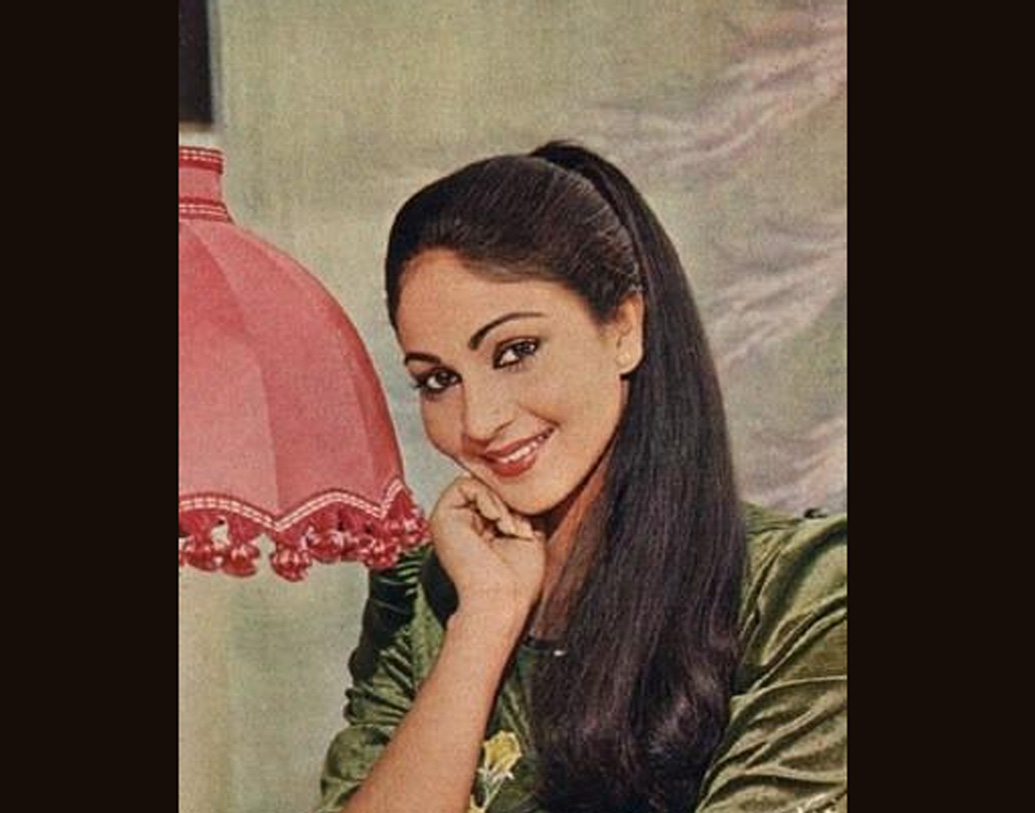 ছবি ছেড়ে দিলেও ছবির প্রস্তাব তাঁর কাছে ছিলেই। তাঁর ছেলে তনুজ বড় হওয়ার পর ২০০২-০৩ সালে ‘কুছ খাট্টি কুছ মিঠি’-তে অভিনয়ে ফেরেন তিনি। তনুজের সঙ্গে তাঁর এক সময়ের নায়ক কমল হাসনের মেয়ে অক্ষরার সম্পর্কের গুঞ্জনও ছিল বলিউডে।