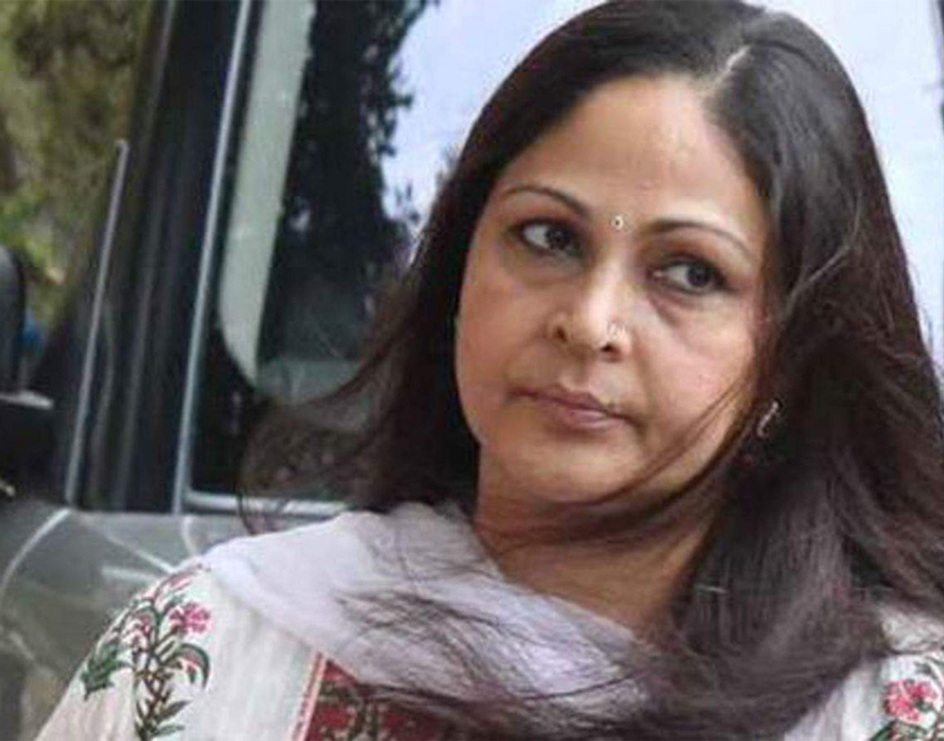 অনেক সমস্যা সত্ত্বেও স্বামীর কাজেও সাহায্য করেছেন বহু বছর। ডিজাইনের কাজও শিখেছিলেন। প্রায় ৩০ বছর এক সঙ্গে থাকার পর গার্হস্থ্য হিংসার অভিযোগ আনেন তিনি। দাম্পত্যে ছেদ পরে ২০১৫ সালে। বর্তমানে রেকি নিয়েই মূলত ব্যস্ত তিনি।