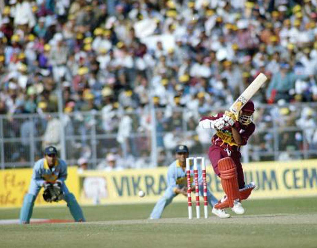 4.	ওয়েস্ট ইন্ডিজের বাঁ-হাতি ব্যাটসম্যান কিথ আথারটন মোট ৫ ইনিংসে মাত্র ২ রান করেন।