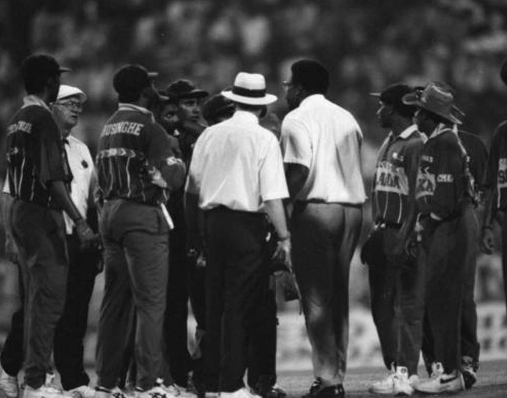 ইডেন গার্ডেন্সে ভারত বনাম শ্রীলঙ্কার ম্যাচে ভারতের খারাপ পারফরম্যান্সের জন্য জনতা উত্তেজিত হয়ে বিক্ষোভ দেখাতে শুরু করেন। স্টেডিয়ামের ভেতরে আগুনও জ্বালিয়ে দেওয়া হয়। ম্যাচ শেষ করা সম্ভব না হলে শ্রীলঙ্কাকে জয়ী হিসেবে ঘোষণা করা হয়।