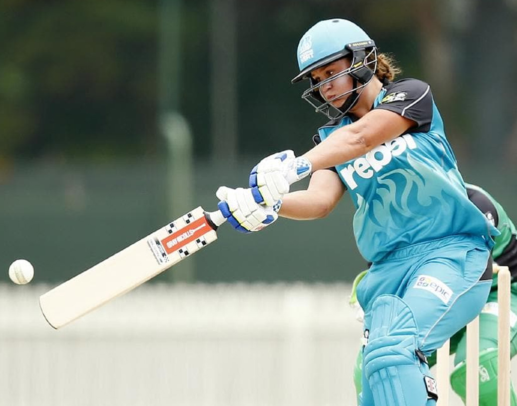 মেয়েদের বিগ ব্যাশ লিগ দল ‘ব্রিসবেন হিট’-এ সই করেন তিনি। বছর দু’য়েক পরে ফেরেন টেনিসে। ২০১৬ সালে। পরের বছরই বিশ্ব র‌্যাঙ্কিংয়ে প্রথম কুড়িতে উঠে আসেন।